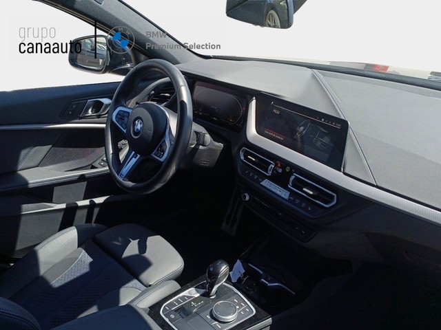 BMW Serie 1 118i color Negro. Año 2024. 103KW(140CV). Gasolina. En concesionario TACO de Sta. C. Tenerife