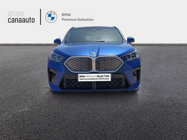 BMW iX2 eDrive20 color Azul. Año 2024. 150KW(204CV). Eléctrico. En concesionario TACO de Sta. C. Tenerife
