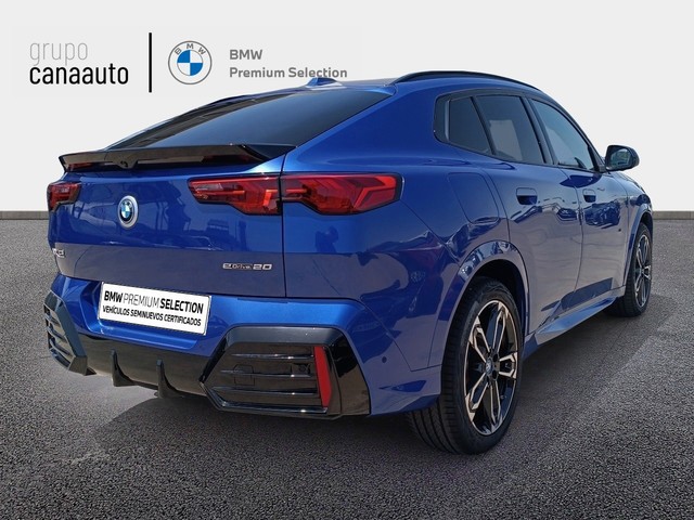 BMW iX2 eDrive20 color Azul. Año 2024. 150KW(204CV). Eléctrico. En concesionario TACO de Sta. C. Tenerife