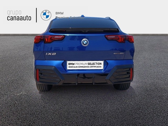 BMW iX2 eDrive20 color Azul. Año 2024. 150KW(204CV). Eléctrico. En concesionario TACO de Sta. C. Tenerife