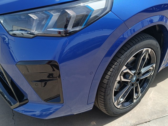 BMW iX2 eDrive20 color Azul. Año 2024. 150KW(204CV). Eléctrico. En concesionario TACO de Sta. C. Tenerife