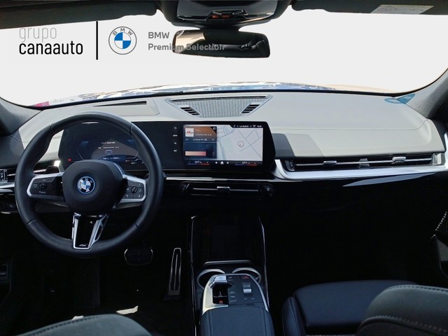BMW iX2 eDrive20 color Azul. Año 2024. 150KW(204CV). Eléctrico. En concesionario TACO de Sta. C. Tenerife
