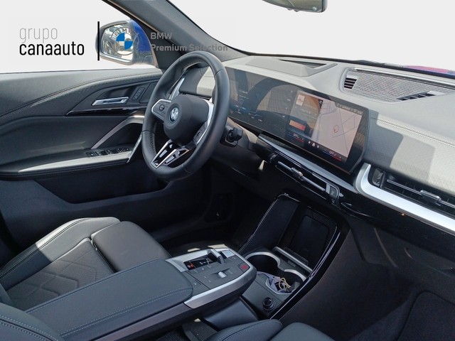 BMW iX2 eDrive20 color Azul. Año 2024. 150KW(204CV). Eléctrico. En concesionario TACO de Sta. C. Tenerife
