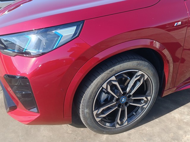 BMW iX2 eDrive20 color Rojo. Año 2024. 150KW(204CV). Eléctrico. En concesionario TACO de Sta. C. Tenerife