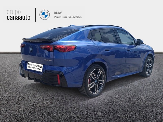BMW iX2 xDrive30 color Azul. Año 2024. 230KW(313CV). Eléctrico. En concesionario TACO de Sta. C. Tenerife