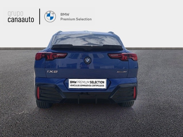 BMW iX2 xDrive30 color Azul. Año 2024. 230KW(313CV). Eléctrico. En concesionario TACO de Sta. C. Tenerife