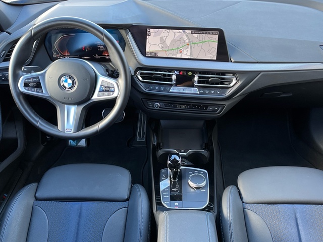 BMW Serie 1 118d color Azul. Año 2024. 110KW(150CV). Diésel. En concesionario Celtamotor Vigo de Pontevedra
