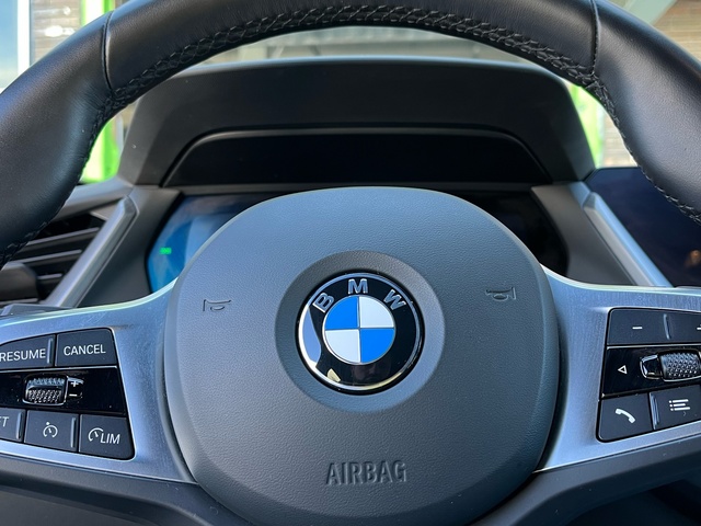 BMW Serie 1 118d color Azul. Año 2024. 110KW(150CV). Diésel. En concesionario Celtamotor Vigo de Pontevedra