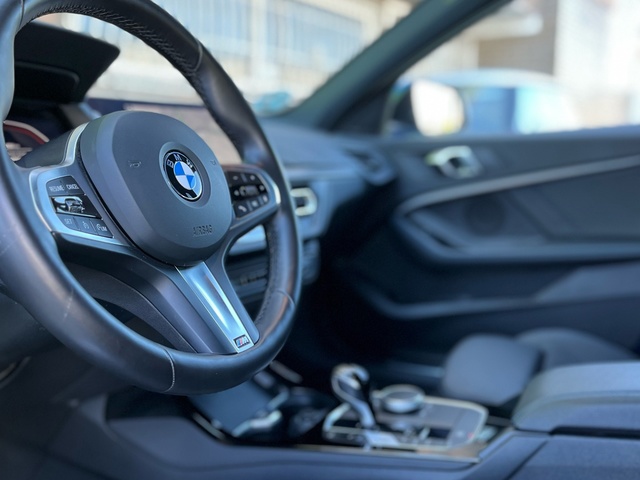 BMW Serie 1 118d color Azul. Año 2024. 110KW(150CV). Diésel. En concesionario Celtamotor Vigo de Pontevedra