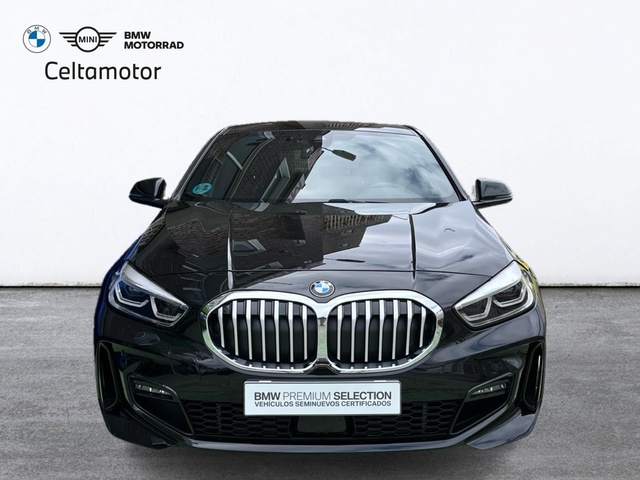 BMW Serie 1 118d color Negro. Año 2024. 110KW(150CV). Diésel. En concesionario Celtamotor Vigo de Pontevedra