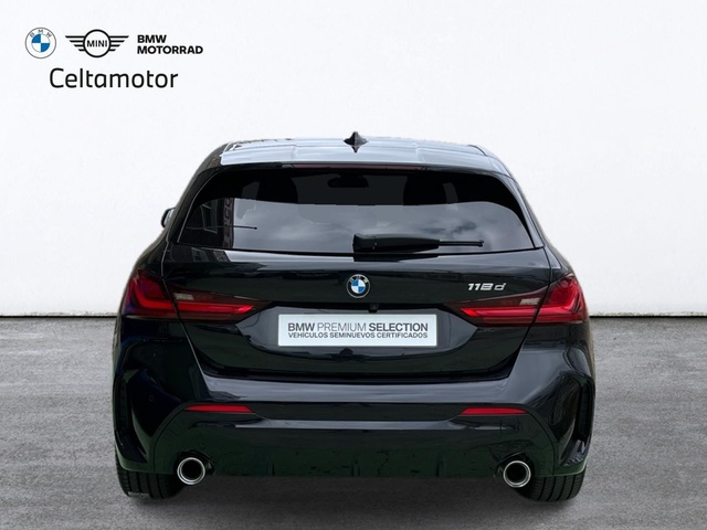 BMW Serie 1 118d color Negro. Año 2024. 110KW(150CV). Diésel. En concesionario Celtamotor Vigo de Pontevedra