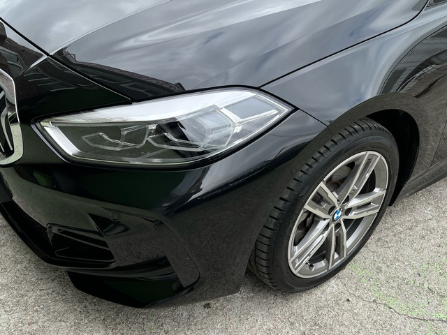 BMW Serie 1 118d color Negro. Año 2024. 110KW(150CV). Diésel. En concesionario Celtamotor Vigo de Pontevedra
