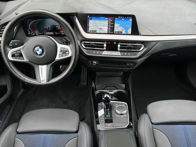 BMW Serie 1 118d color Negro. Año 2024. 110KW(150CV). Diésel. En concesionario Celtamotor Vigo de Pontevedra