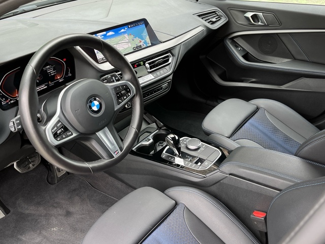 BMW Serie 1 118d color Negro. Año 2024. 110KW(150CV). Diésel. En concesionario Celtamotor Vigo de Pontevedra