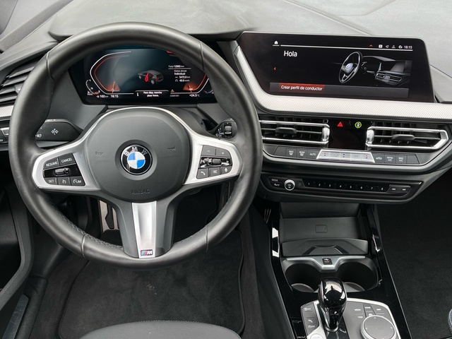 BMW Serie 1 118d color Negro. Año 2024. 110KW(150CV). Diésel. En concesionario Celtamotor Vigo de Pontevedra