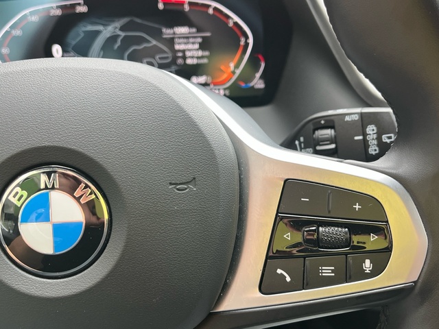 BMW Serie 1 118d color Negro. Año 2024. 110KW(150CV). Diésel. En concesionario Celtamotor Vigo de Pontevedra