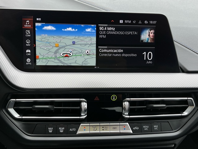 BMW Serie 1 118d color Negro. Año 2024. 110KW(150CV). Diésel. En concesionario Celtamotor Vigo de Pontevedra
