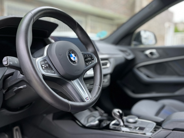 BMW Serie 1 118d color Negro. Año 2024. 110KW(150CV). Diésel. En concesionario Celtamotor Vigo de Pontevedra