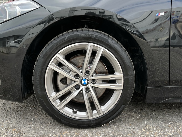 BMW Serie 1 118d color Negro. Año 2024. 110KW(150CV). Diésel. En concesionario Celtamotor Vigo de Pontevedra