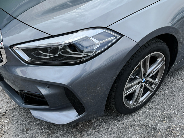 BMW Serie 1 118d color Gris. Año 2024. 110KW(150CV). Diésel. En concesionario Celtamotor Vigo de Pontevedra