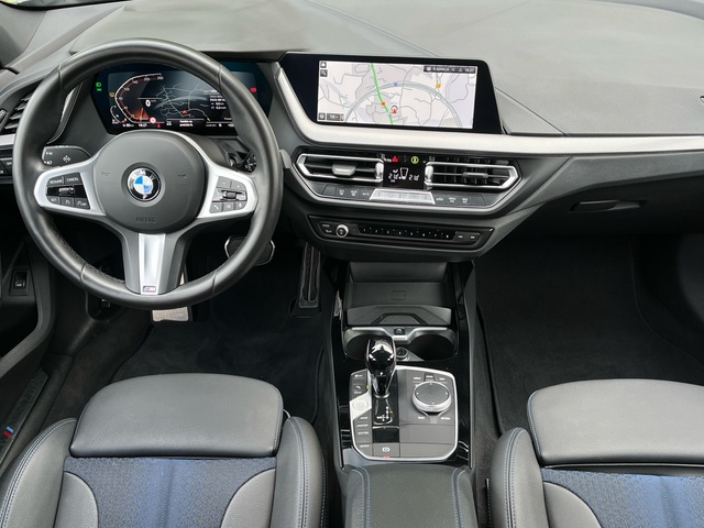 BMW Serie 1 118d color Gris. Año 2024. 110KW(150CV). Diésel. En concesionario Celtamotor Vigo de Pontevedra