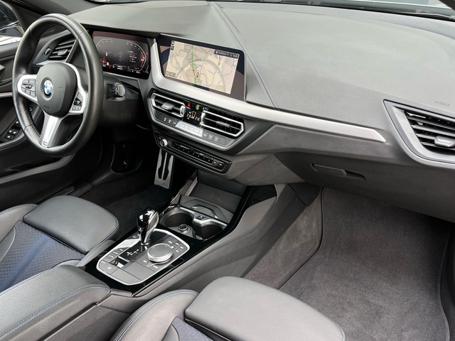 BMW Serie 1 118d color Gris. Año 2024. 110KW(150CV). Diésel. En concesionario Celtamotor Vigo de Pontevedra