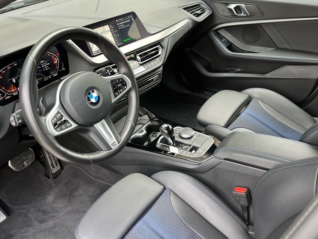 BMW Serie 1 118d color Gris. Año 2024. 110KW(150CV). Diésel. En concesionario Celtamotor Vigo de Pontevedra