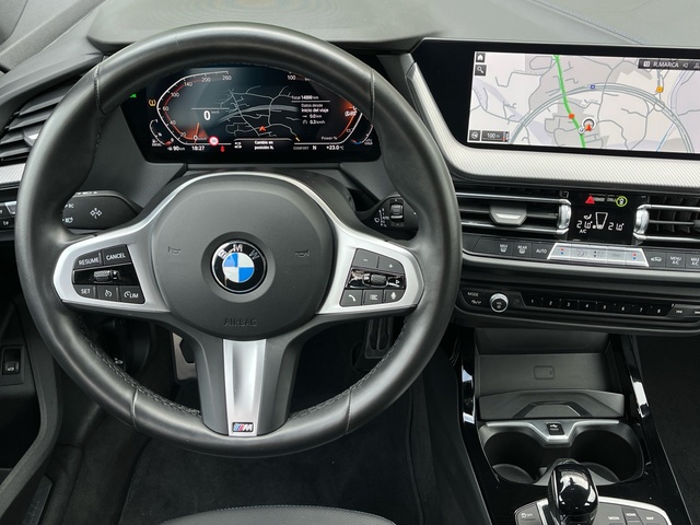 BMW Serie 1 118d color Gris. Año 2024. 110KW(150CV). Diésel. En concesionario Celtamotor Vigo de Pontevedra