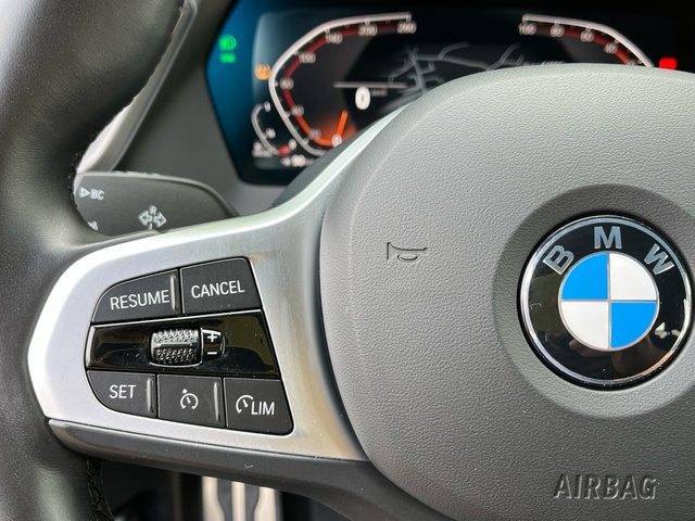 BMW Serie 1 118d color Gris. Año 2024. 110KW(150CV). Diésel. En concesionario Celtamotor Vigo de Pontevedra
