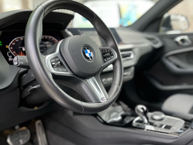 BMW Serie 1 118d color Gris. Año 2024. 110KW(150CV). Diésel. En concesionario Celtamotor Vigo de Pontevedra
