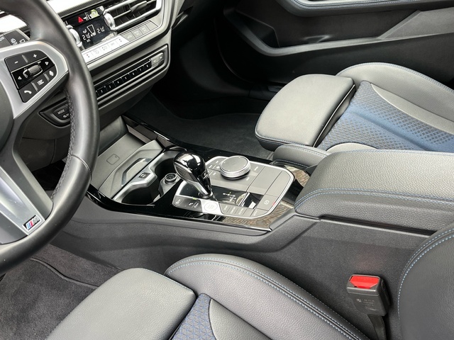 BMW Serie 1 118d color Gris. Año 2024. 110KW(150CV). Diésel. En concesionario Celtamotor Vigo de Pontevedra