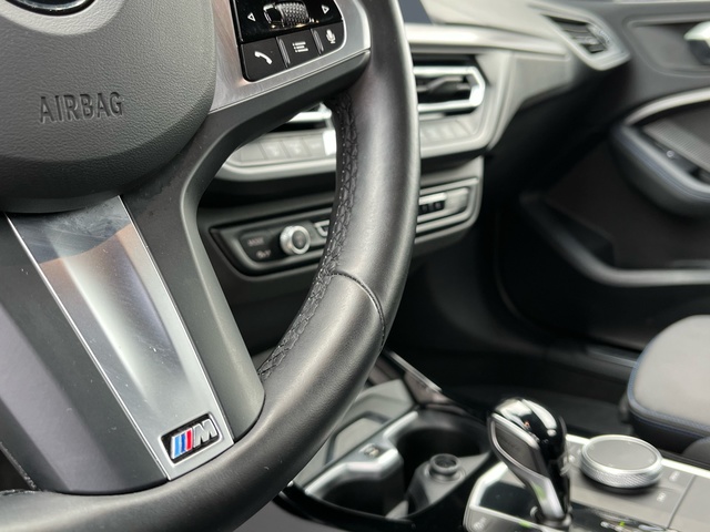 BMW Serie 1 118d color Gris. Año 2024. 110KW(150CV). Diésel. En concesionario Celtamotor Vigo de Pontevedra