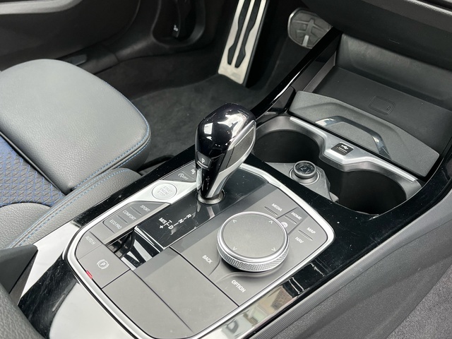 BMW Serie 1 118d color Gris. Año 2024. 110KW(150CV). Diésel. En concesionario Celtamotor Vigo de Pontevedra