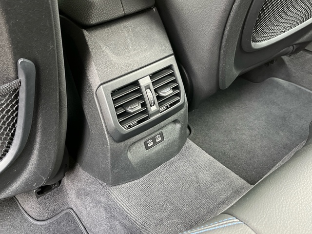 BMW Serie 1 118d color Gris. Año 2024. 110KW(150CV). Diésel. En concesionario Celtamotor Vigo de Pontevedra