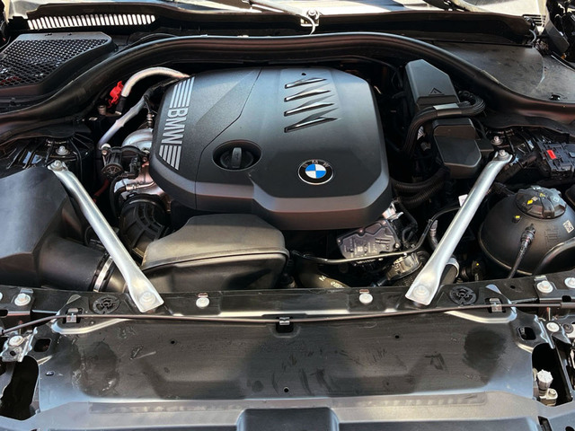 BMW Serie 5 520d color Gris. Año 2024. 145KW(197CV). Híbrido Electro/Diesel. En concesionario Murcia Premium S.L. AV DEL ROCIO de Murcia