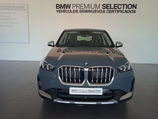 BMW X1 sDrive18d color Verde. Año 2022. 110KW(150CV). Diésel. En concesionario ALBAMOCION CIUDAD REAL  de Ciudad Real