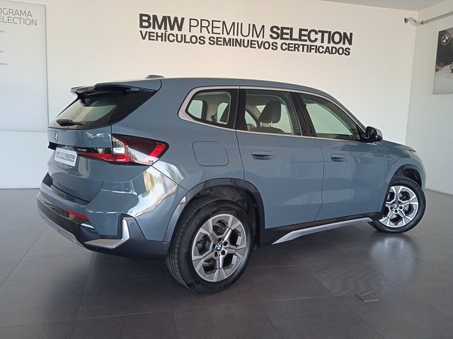 BMW X1 sDrive18d color Verde. Año 2022. 110KW(150CV). Diésel. En concesionario ALBAMOCION CIUDAD REAL  de Ciudad Real