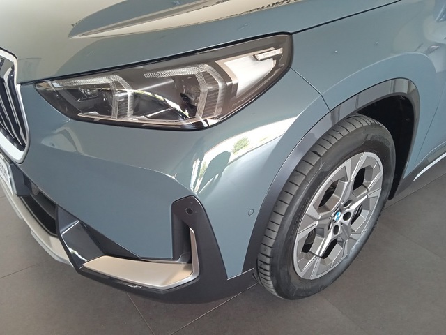 BMW X1 sDrive18d color Verde. Año 2022. 110KW(150CV). Diésel. En concesionario ALBAMOCION CIUDAD REAL  de Ciudad Real