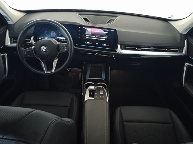 BMW X1 sDrive18d color Verde. Año 2022. 110KW(150CV). Diésel. En concesionario ALBAMOCION CIUDAD REAL  de Ciudad Real