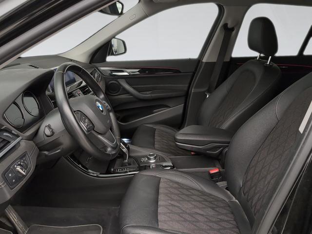 BMW X1 sDrive18d color Negro. Año 2022. 110KW(150CV). Diésel. En concesionario Automotor Premium Velázquez - Málaga de Málaga