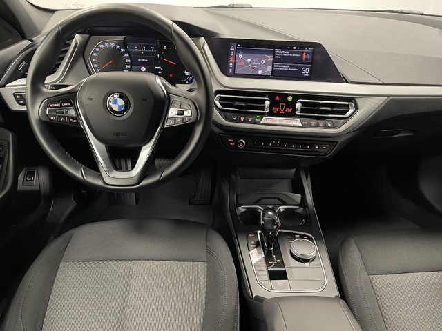 BMW Serie 1 116d color Blanco. Año 2021. 85KW(116CV). Diésel. En concesionario Maberauto de Castellón