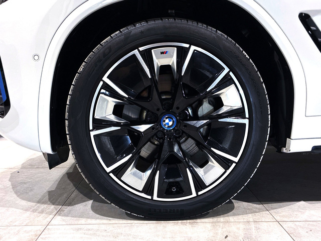 BMW iX3 M Sport color Blanco. Año 2023. 210KW(286CV). Eléctrico. En concesionario BMW Marcos Automoción de Valencia