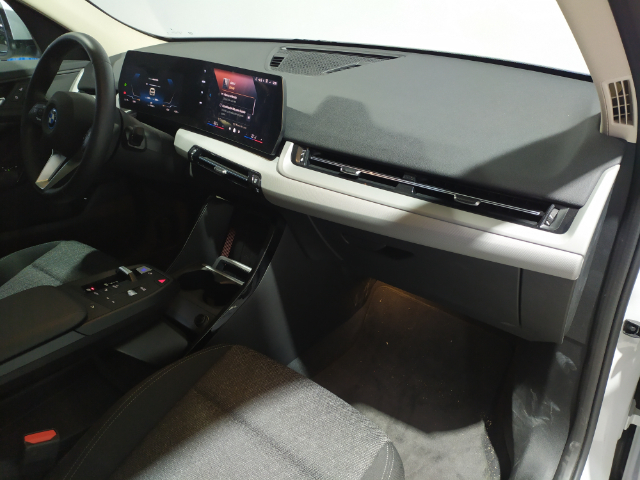 BMW iX2 eDrive20 color Blanco. Año 2025. 150KW(204CV). Eléctrico. En concesionario Hispamovil, Orihuela de Alicante