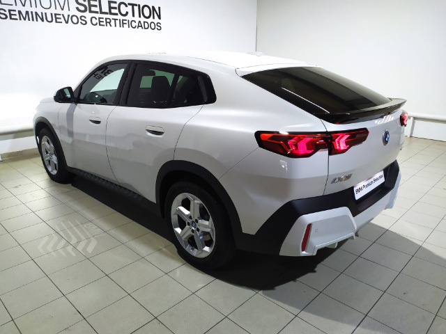 BMW iX2 eDrive20 color Blanco. Año 2025. 150KW(204CV). Eléctrico. En concesionario Hispamovil, Orihuela de Alicante
