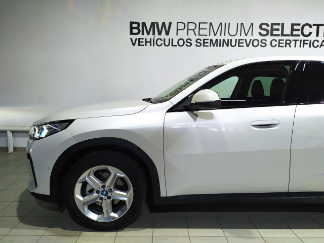 BMW iX2 eDrive20 color Blanco. Año 2025. 150KW(204CV). Eléctrico. En concesionario Hispamovil, Orihuela de Alicante