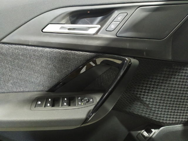 BMW iX2 eDrive20 color Blanco. Año 2025. 150KW(204CV). Eléctrico. En concesionario Hispamovil, Orihuela de Alicante