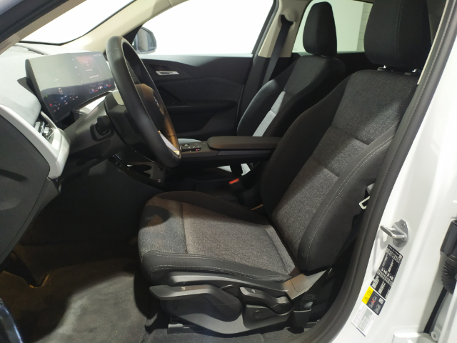 BMW iX2 eDrive20 color Blanco. Año 2025. 150KW(204CV). Eléctrico. En concesionario Hispamovil, Orihuela de Alicante