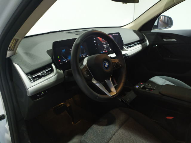 BMW iX2 eDrive20 color Blanco. Año 2025. 150KW(204CV). Eléctrico. En concesionario Hispamovil, Orihuela de Alicante