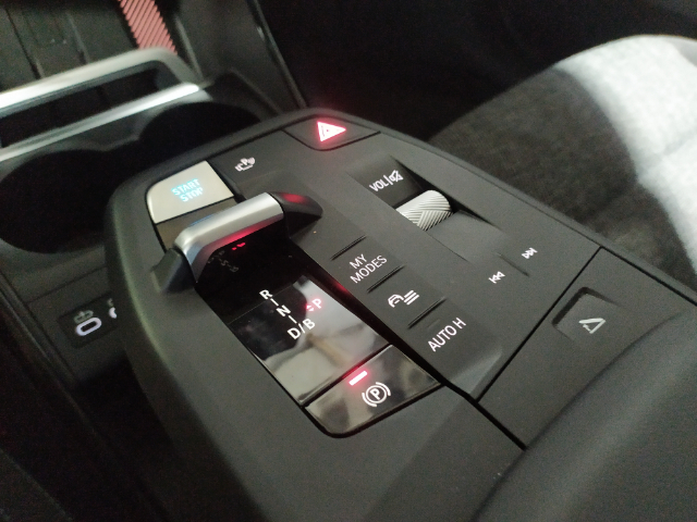 BMW iX2 eDrive20 color Blanco. Año 2025. 150KW(204CV). Eléctrico. En concesionario Hispamovil, Orihuela de Alicante