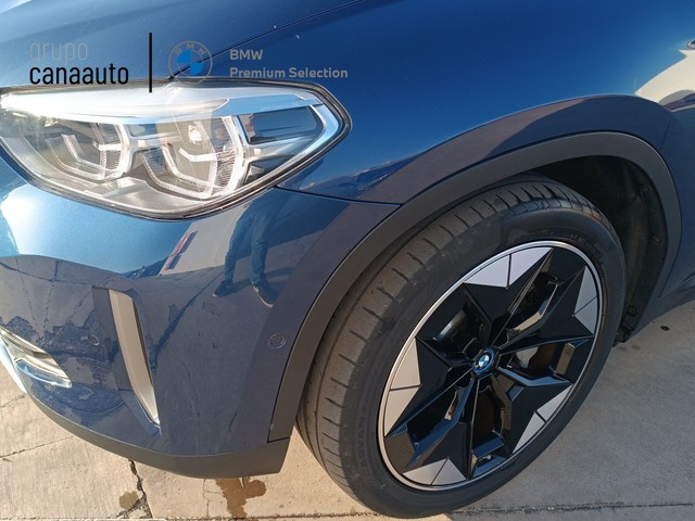 BMW iX3 iX3 color Azul. Año 2021. 210KW(286CV). Eléctrico. En concesionario TACO de Sta. C. Tenerife